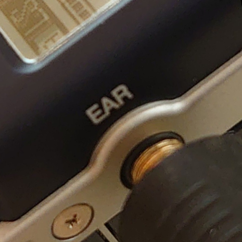 Kopfhöreranschluss EAR an einem OLYMPUS Digitalrecorder der Serie LS

